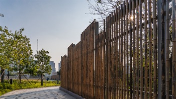 The bamboo screen curtains off unwanted views and enhances the sense of enclosure in the area whilst maintaining good air ventilation.